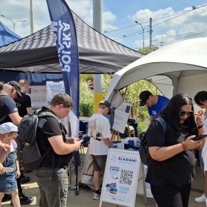 Aplikacja mobilna TrekPoint z cyfrową grą terenową na tle zabytkowego tramwaju we Wrocławiu.