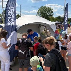 Uczestnicy Dnia Otwartego MPK Wrocław grający w grę terenową TrekPoint w Zajezdni Borek.
